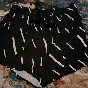 🟡LOFT High Waist, Drawstring, Black And White Striped Short, Size Medium